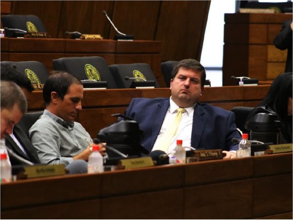 Legisladores solicitan a Marito que proceda a recortar los sueldazos