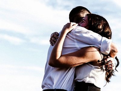 El abrazo prohibido en tiempos del Covid-19 y su impacto en la psique
