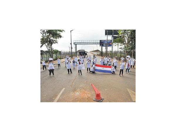 Médicos  defienden cierre de frontera