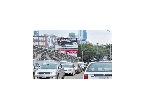 Crisis y paro total golpean a taxistas de Ciudad del Este