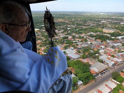 Bendición aérea sobre población en cuarentena por coronavirus - Nacionales - ABC Color