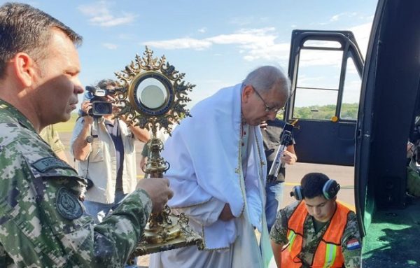 Arzobispo realiza bendición aérea a familias por Covid-19