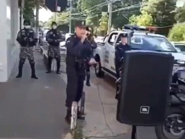 VIDEO: El policía que cantó "¡qué bonita es esta vida!"