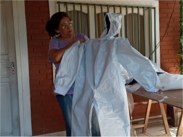 A full prepara trajes de protección a médicos