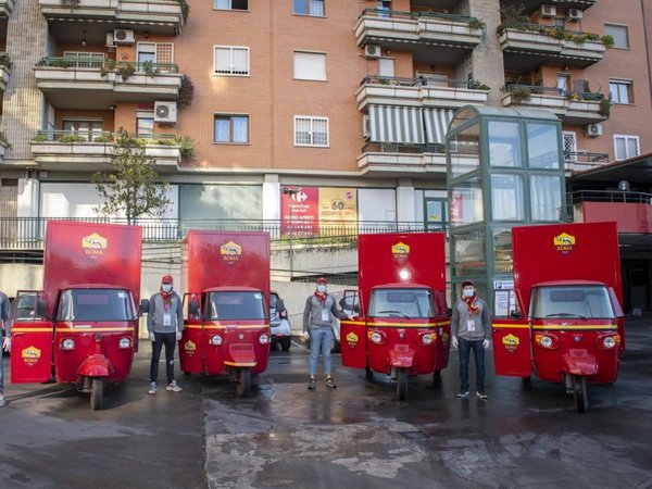 Roma entrega comida y medicamentos a domicilio a socios mayores de 75 años