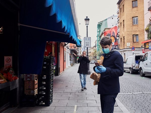 España paraliza su economía para evitar el colapso sanitario