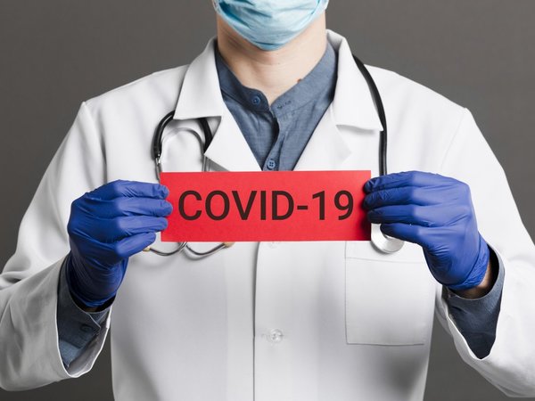 Mayoría de pacientes con Covid-19 tienen entre 50 y 54 años, según Salud