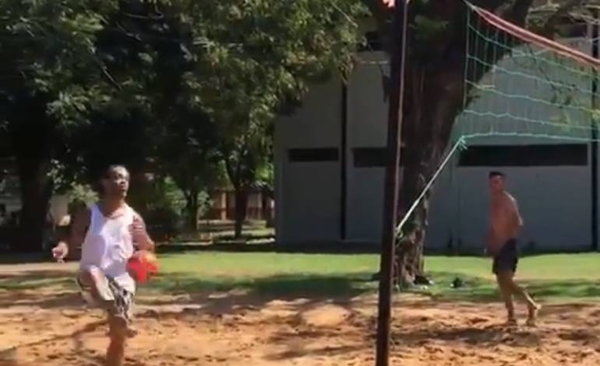 HOY / Dinho quema su cuarentena en la Agrupación dándole a la pelota