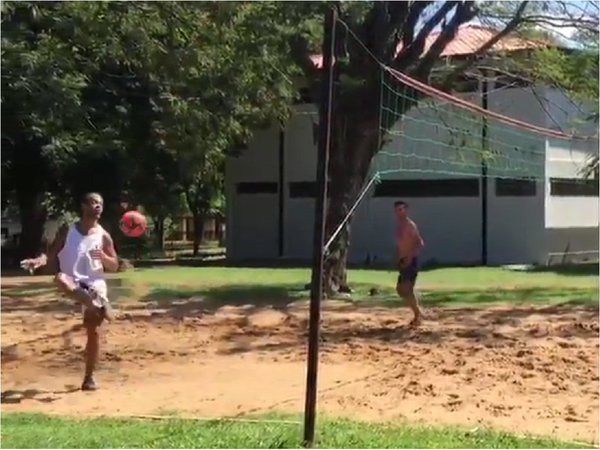 Ronaldinho apuesta al deporte para superar la cuarentena en prisión