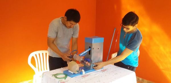 Jóvenes fabrican respirador para ayudar a hospital de Santaní - Nacionales - ABC Color
