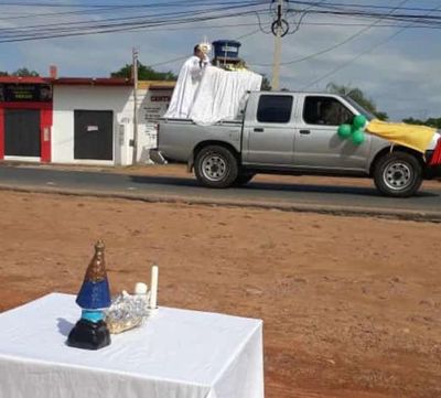 Párrocos bendicen a familias durante esta cuarentena - Nacionales - ABC Color