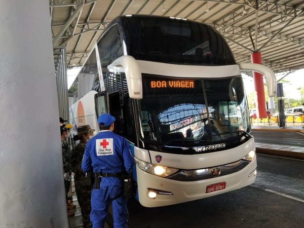 Más de 50 paraguayos ingresan desde Brasil por el Puente de la Amistad | Noticias Paraguay