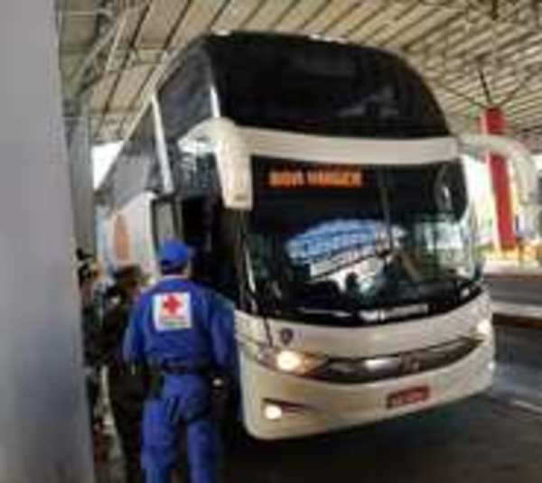 Más de 50 repatriados ingresan por el Puente de la Amistad  - Paraguay.com