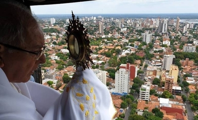 HOY / Arzobispo imparte bendición desde el aire para hacer frente a la pandemia de coronavirus