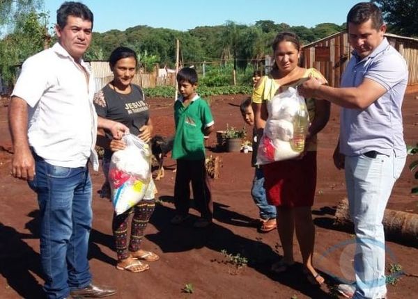 Operadores políticos son los encargados de la distribución de los kits de alimentos de la Municipalidad