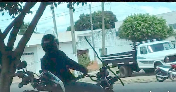 Motocas pasan nomás por debajo del alambre en PJC | Crónica