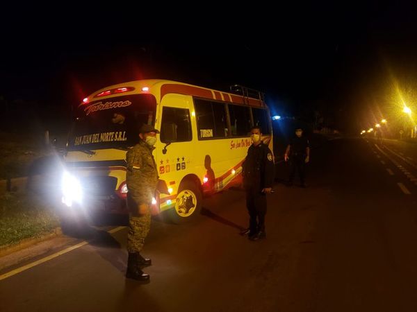 Pasajeros de un bus aislados en hospedaje tras ser detenidos por la Policía en Concepción - Nacionales - ABC Color