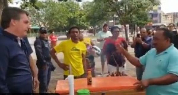 Bolsonaro se pasea por las calles y charla con vendedores sin tapabocas