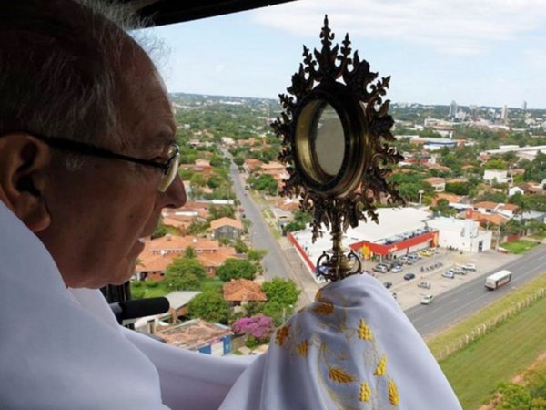 Inédita bendición aérea conmovió a fieles