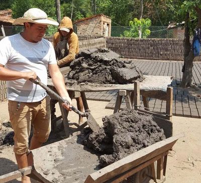 Ceramistas ayudan a sus obreros con paquetes de alimentos