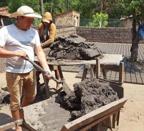Ceramistas ayudan a sus obreros con paquetes de alimentos