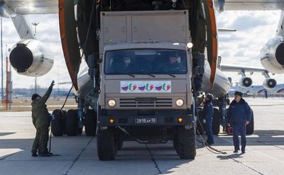Soldados rusos ayudan en Italia
