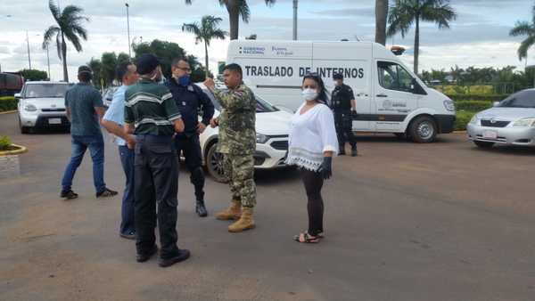 Agentes penitenciarios comparten alimentos con militares de la frontera » Ñanduti