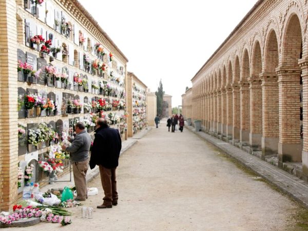 España prohíbe los velatorios y los entierros con más de tres acompañantes » Ñanduti