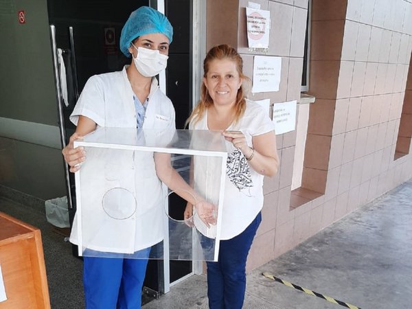 Donan separadores acrílicos para cuidar salud de los doctores