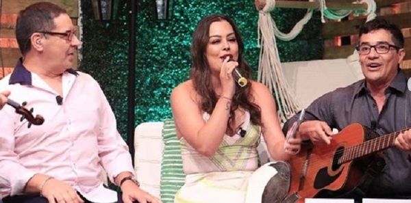 Larissa Riquelme cantó junto a Los Ojeda 