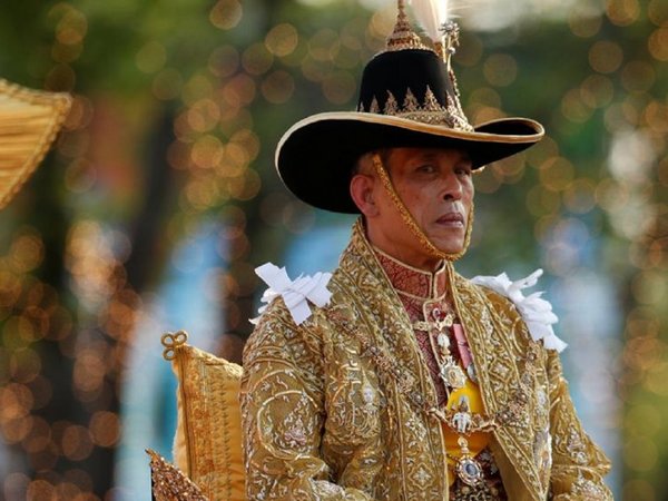 Rey tailandés pasa la cuarentena en Los Alpes con sus 20 esposas