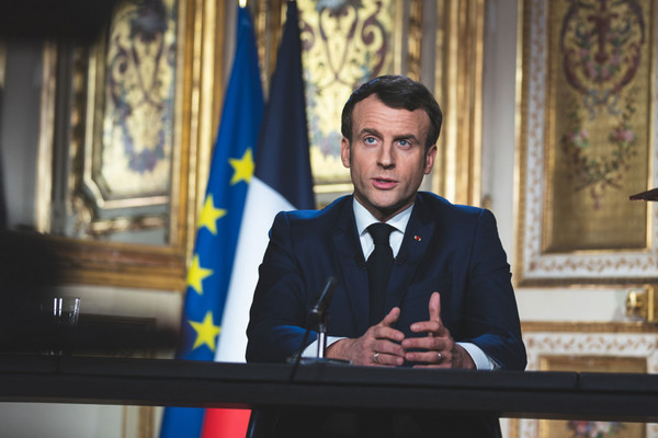 Macron coordina el impacto del confinamiento, que se amplía al mes de abril