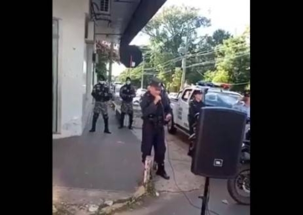 HOY / Policías de Villarrica cantan en las calles