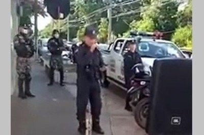 “Qué bonita es esta vida”, la canción que el director de policía del Guairá interpretó en plena calle para agradecer el cumplimiento de la cuarentena - ADN Paraguayo