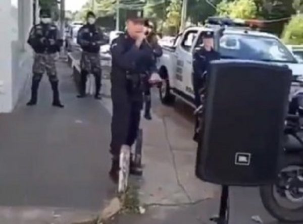 Policía sale a cantar en Villarrica durante cuarentena