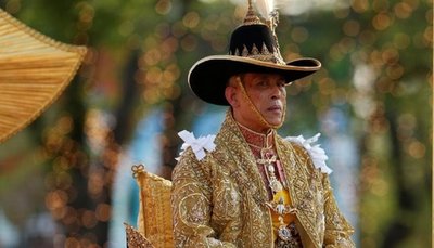 Rey tailandés pasa la cuarentena en Los Alpes con sus 20 esposas