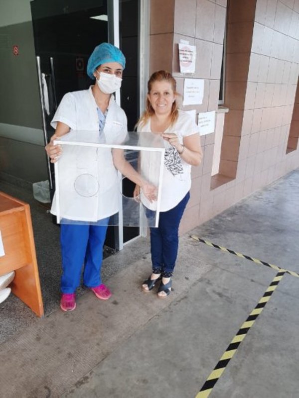 Donan separadores acrílicos para cuidar salud de los doctores