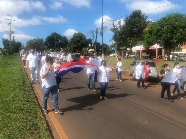 Enfermeros protestan ante falta de equipos de protección - ABC en el Este - ABC Color