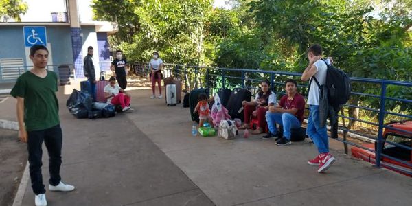 Otro grupo de paraguayos aguarda para ingresar al país - ABC en el Este - ABC Color