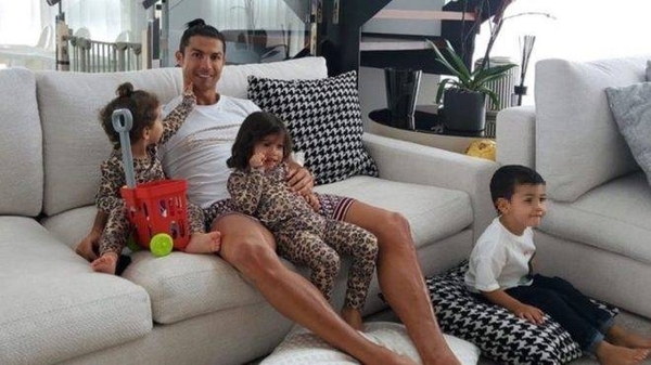 HOY / Cristiano Ronaldo: "Quédate en casa y ayudemos a los sanitarios"