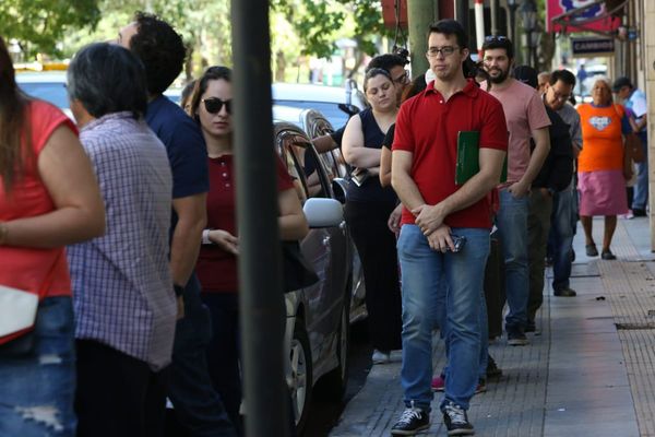 Liberan circulación a administrativos para pagar salarios durante 48 horas