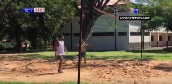 Ronaldinho pasa su reclusión en la Agrupación jugando al "piki" | Noticias Paraguay