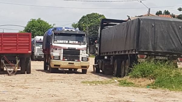 Camioneros paraguayos varados en Bolivia piden ayuda de autoridades porque se quedan sin provisiones - Nacionales - ABC Color
