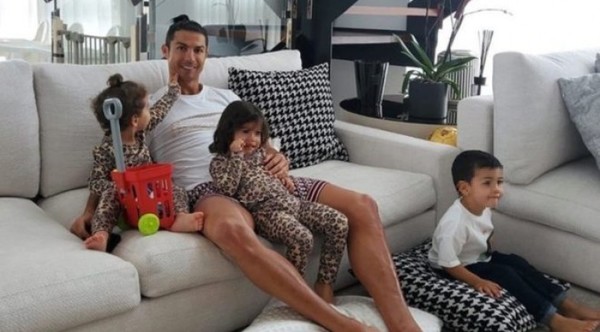 Cristiano Ronaldo: "Quédate en casa y ayudemos a los sanitarios"