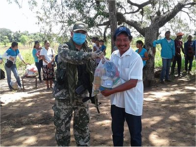 Militares de la FTC donan kits de alimentos para familias indígenas