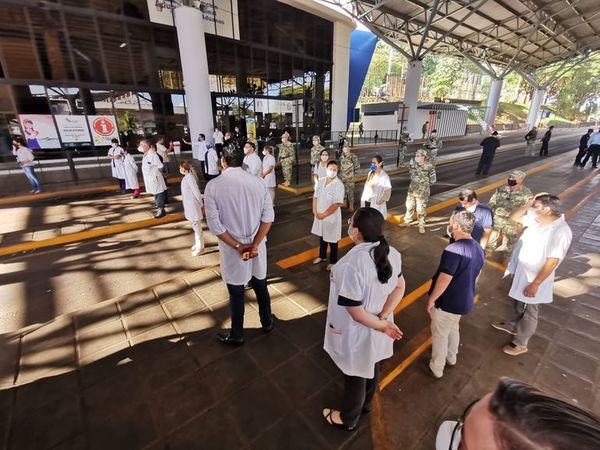 Médicos se oponen a que más paraguayos ingresen al país  y vuelven a movilizarse en la zona primaria  - ABC en el Este - ABC Color