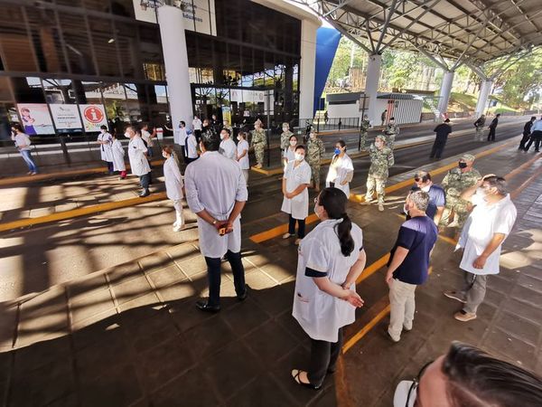 Médicos se oponen a que más paraguayos ingresen al país y vuelven a movilizarse en la zona primaria - ABC en el Este - ABC Color