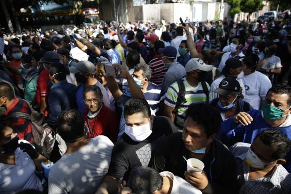 Miles de salvadoreños salen a la calle en plena cuarentena por bono estatal  - Mundo - ABC Color