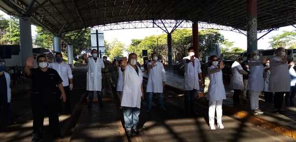 Llegan más paraguayos y genera protesta de médicos - Noticde.com