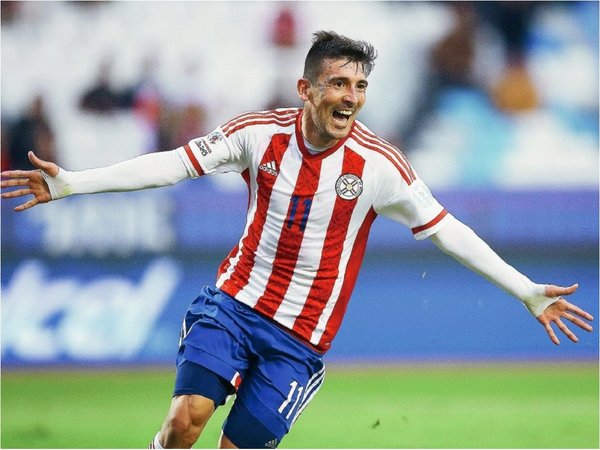 Roban casi 1.000 camisetas del Pájaro Benítez